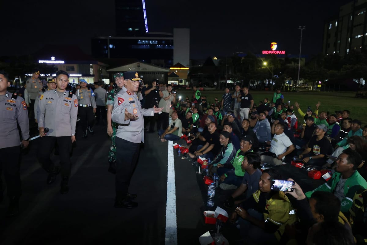 Solidaritas untuk Affan: Ojol, TNI, dan Polri di Jatim Doa Bersama dan Serukan Damai