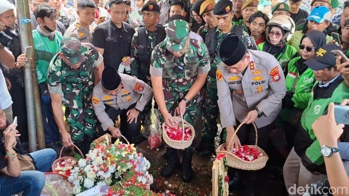 Tabur Bunga di Makam Affan Kurniawan, Kapolda Metro: Kami Turut Berduka Cita