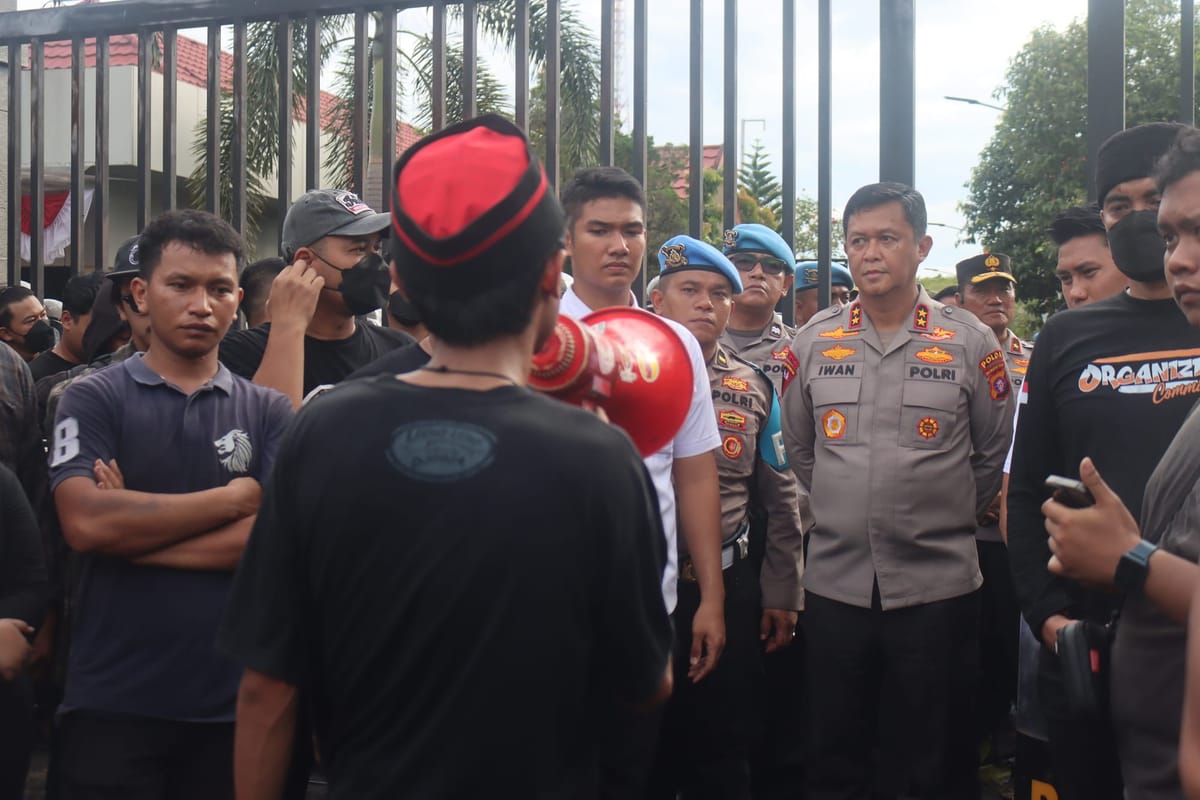 Tampilkan Wajah Humanis, Polda Kalteng Amankan Aksi Damai di Mapolda