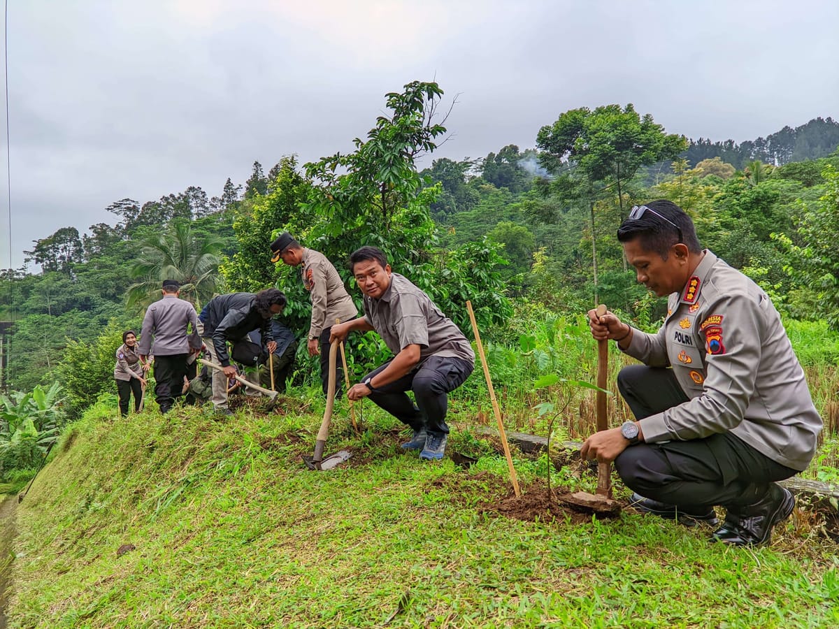 Tanam Pohon Bersama, Polisi dan Wartawan Peduli Lingkungan Baturraden