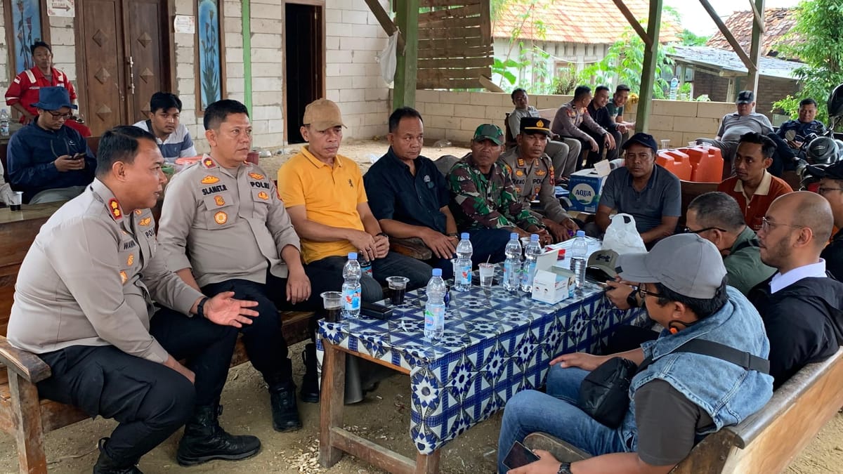 Tanggap Darurat! Kapolres Blora Pimpin Upaya Pemadaman Sumur Minyak Terbakar di Bogorejo