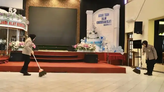 Tebar Semangat Toleransi, Polwan Polresta Malang Kota Gelar Bakti Sosial di Tempat Ibadah