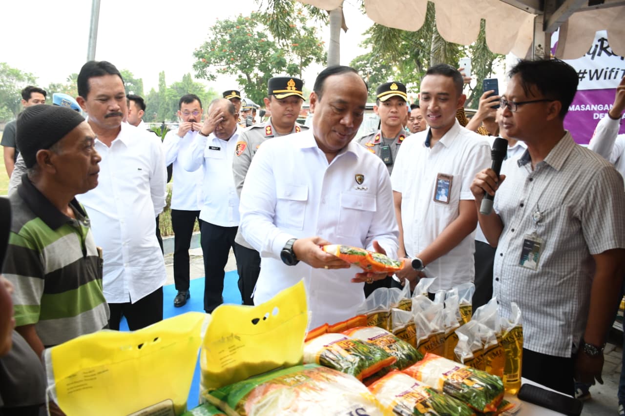 Tekan Inflasi, Polri dan Bulog Distribusikan Beras Murah di Madiun