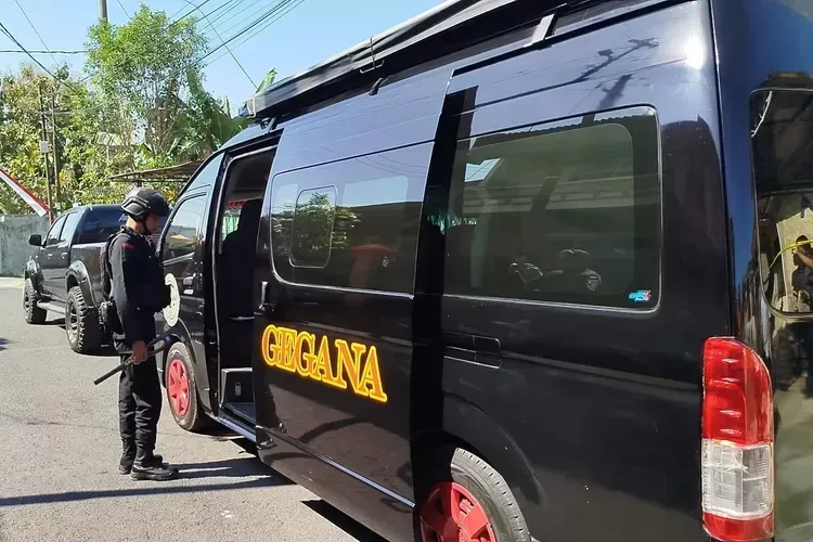 Tim Gegana Evakuasi Benda Mencurigakan di Rumah Kosong Malang, Diduga Granat