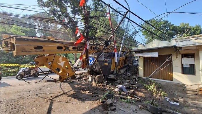 Truk Pengangkut Alat Berat Oleng, Hantam Rumah Warga di Gombel Lama Semarang