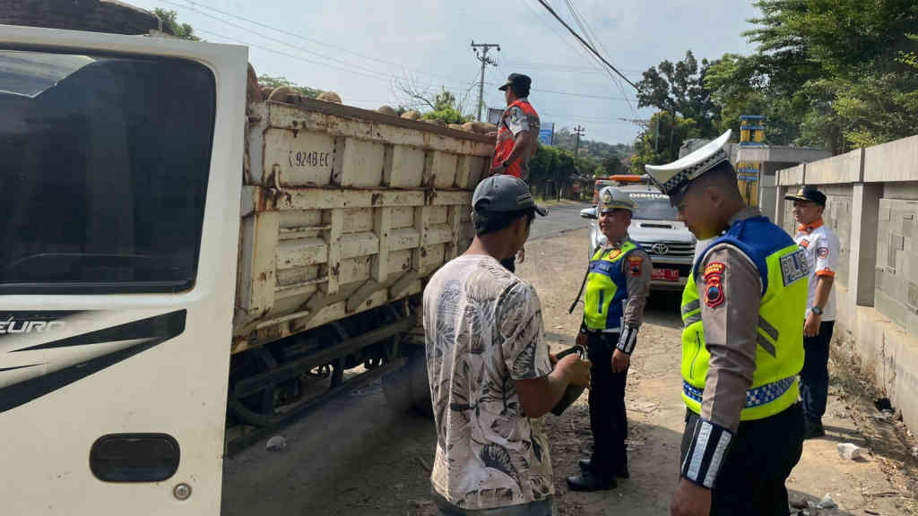 Truk Tanpa Terpal Ganggu Pengendara, Polisi Jepara Langsung Tilang Sopir Bandel