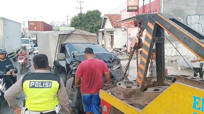 Truk Tronton Rem Blong, Tabrak 3 Kendaraan di Pantura Brebes, Sopir Terjepit