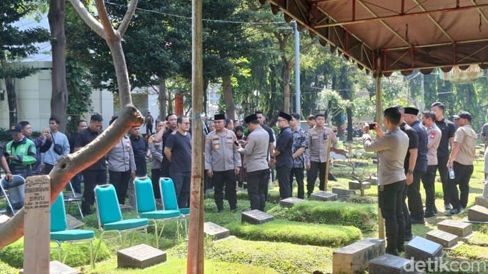 Turut Berduka, Kapolda Metro Hadiri Prosesi Pemakaman Affan Kurniawan