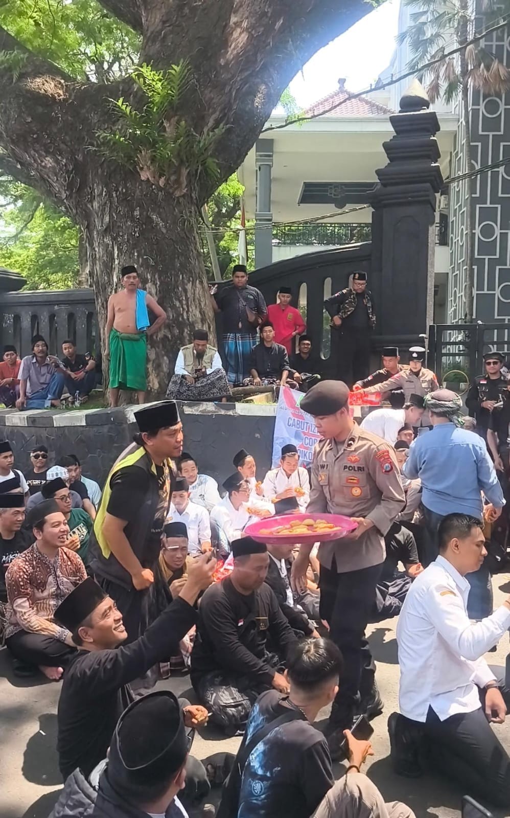 Aksi Santri Malang Menggugat Berlangsung Kondusif, Polisi Bagikan Gorengan dan Air Mineral