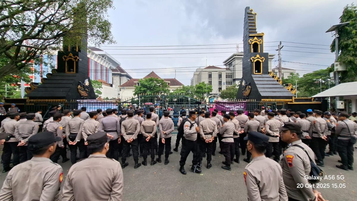 Aksi Unjuk Rasa Mahasiswa di Kantor Gubernur Jateng Berlangsung Humanis, Petugas Tunjukkan Sikap Simpatik
