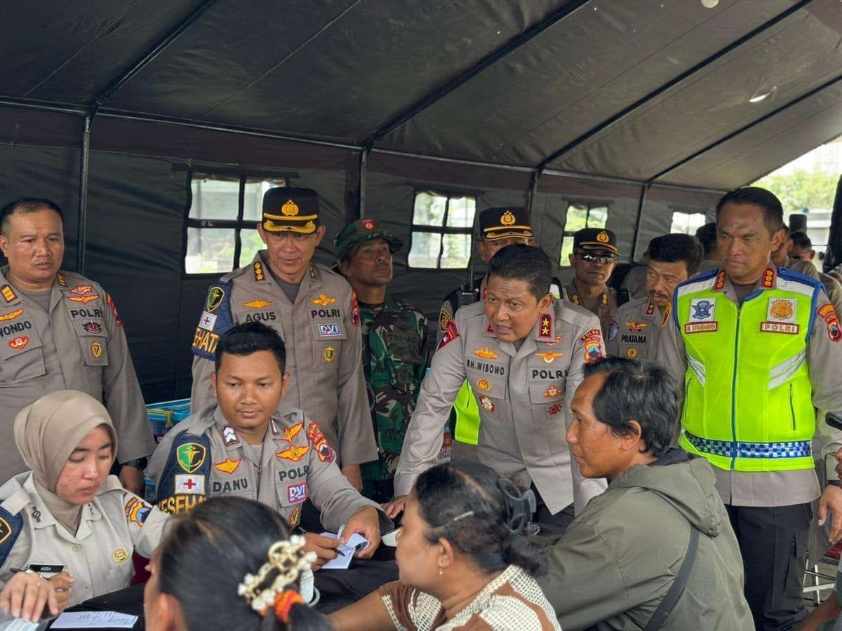 Anggota Polda Dikerahkan Bantu Warga Terdampak Banjir Kaligawe
