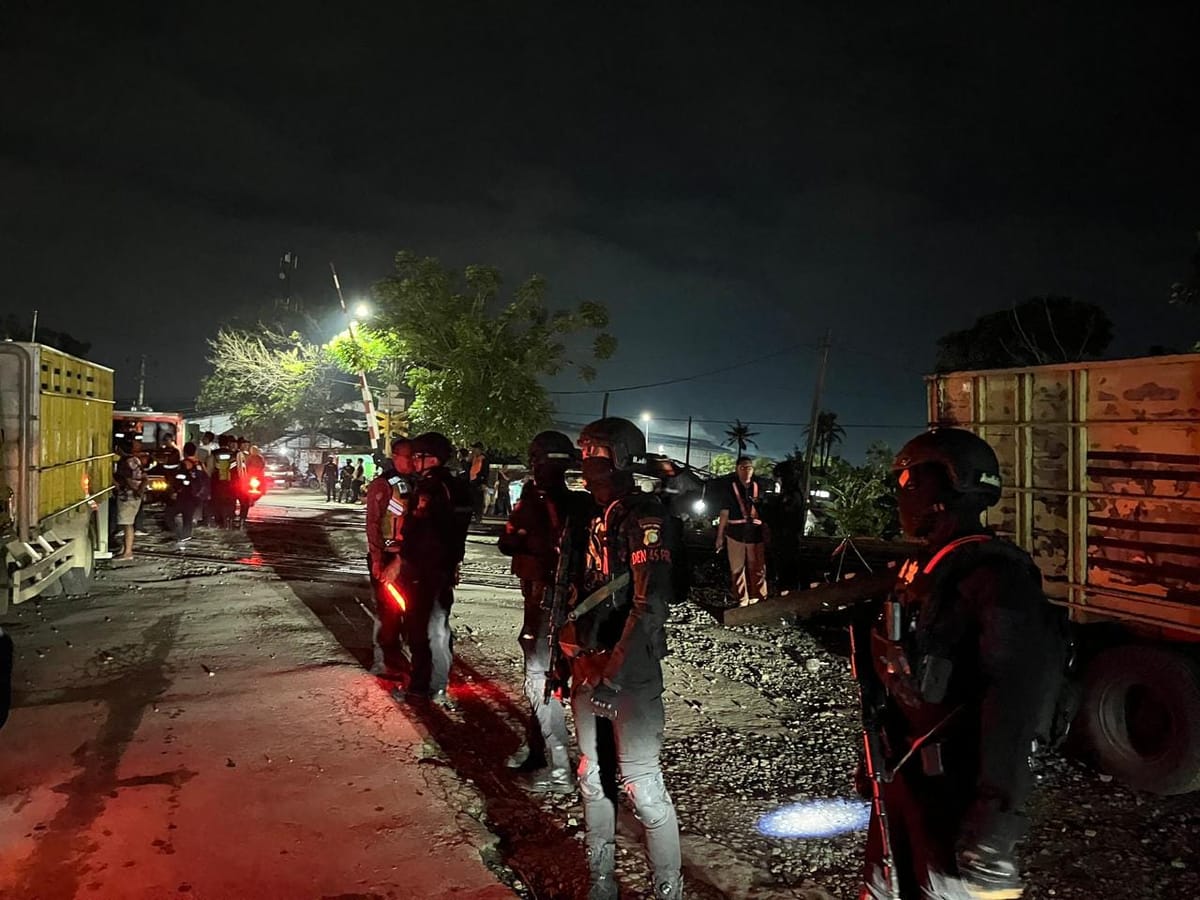 Brimob Amankan Lokasi Anjloknya Kereta Purwojaya di Bekasi