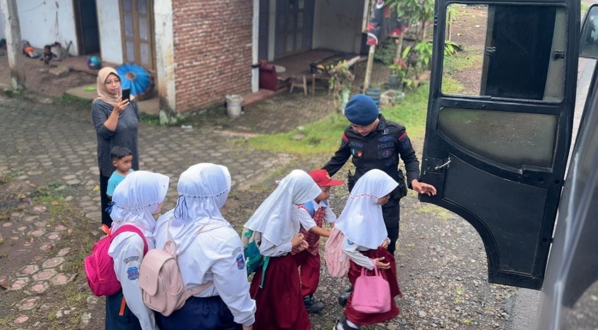 Brimob Hadirkan Bus Sekolah Gratis untuk Siswa di Tasikmalaya