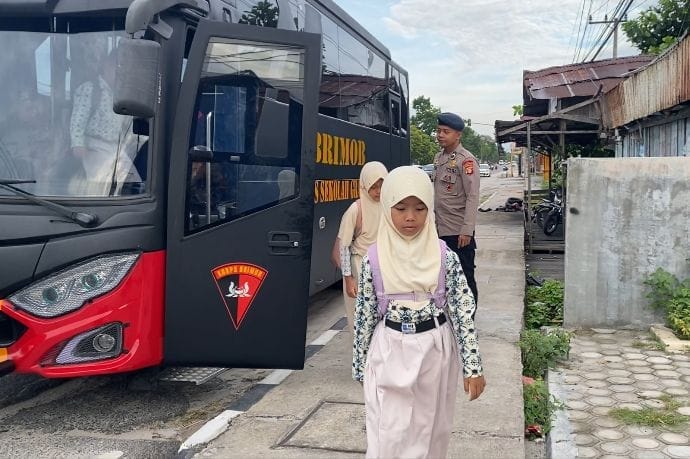 Brimob Kalteng Antar Senyum ke Sekolah, Lewat Program Bus Sekolah Gratis