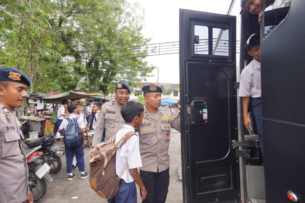Brimob Kalteng Hadirkan Bus Sekolah Gratis untuk Dukung Pendidikan dan Keselamatan Anak