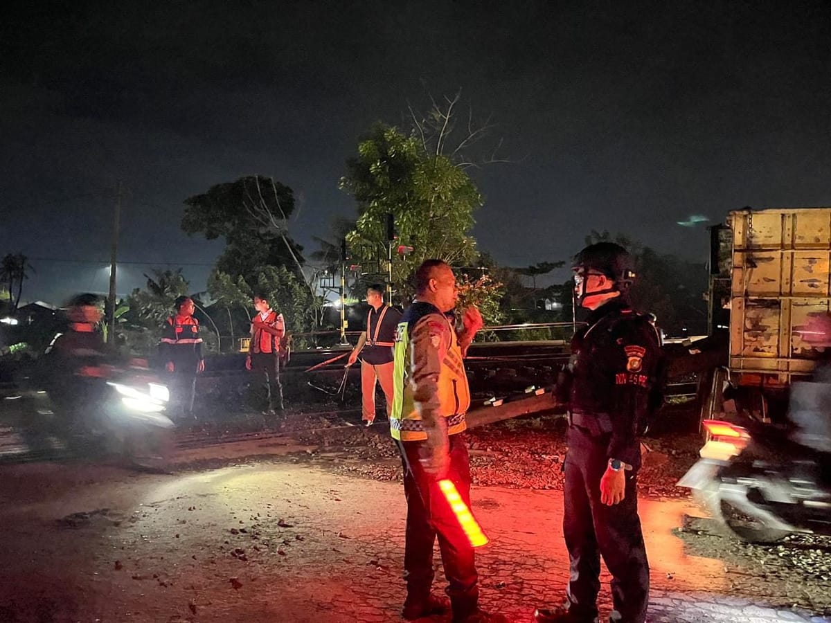 Brimob Kawal Proses Evakuasi di Lokasi Anjloknya Kereta Purwojaya di Bekasi