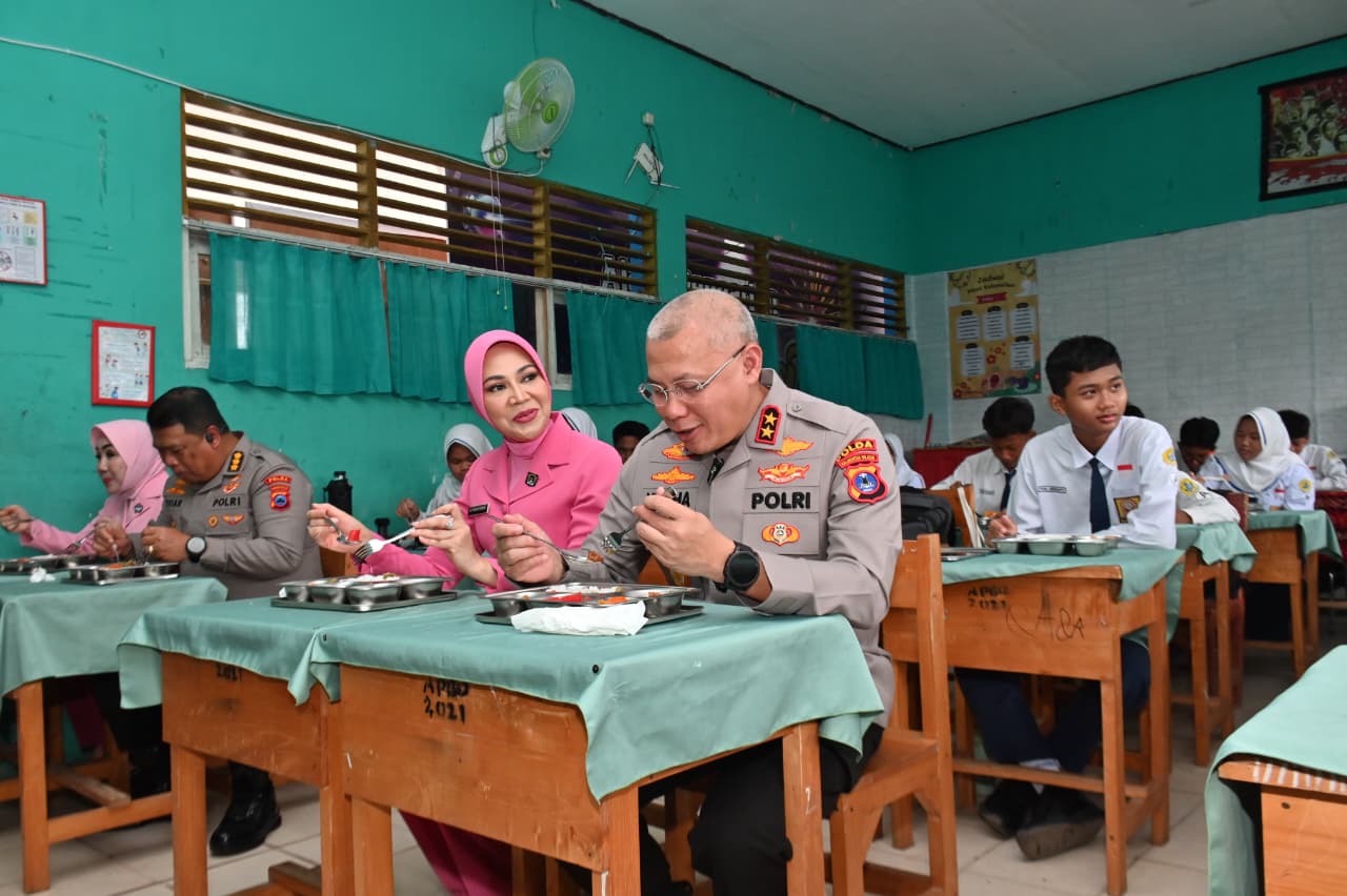Cek Kualitas Gizi, Kapolda Kalsel Nikmati Makanan MBG dari SPPG Polda Kalsel Bareng Siswa SMPN 5 Banjarbaru