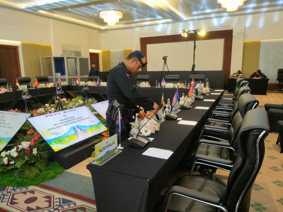 Detasemen Gegana Sterilisasi Ruang Konfrensi Hotel Bintang Bali Resort