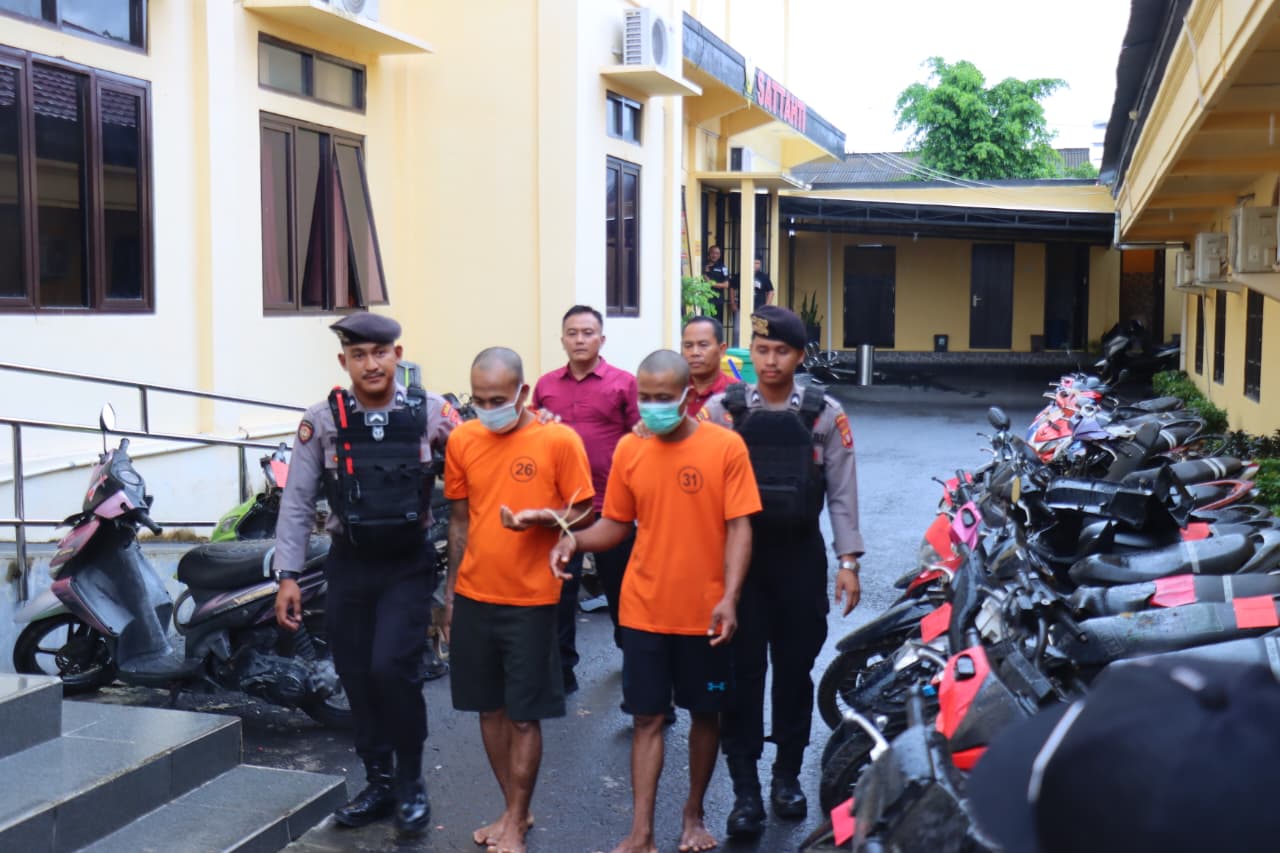 Dua Pria Tampan Spesialis Curanmor Digelandang ke Mapolres Kobar