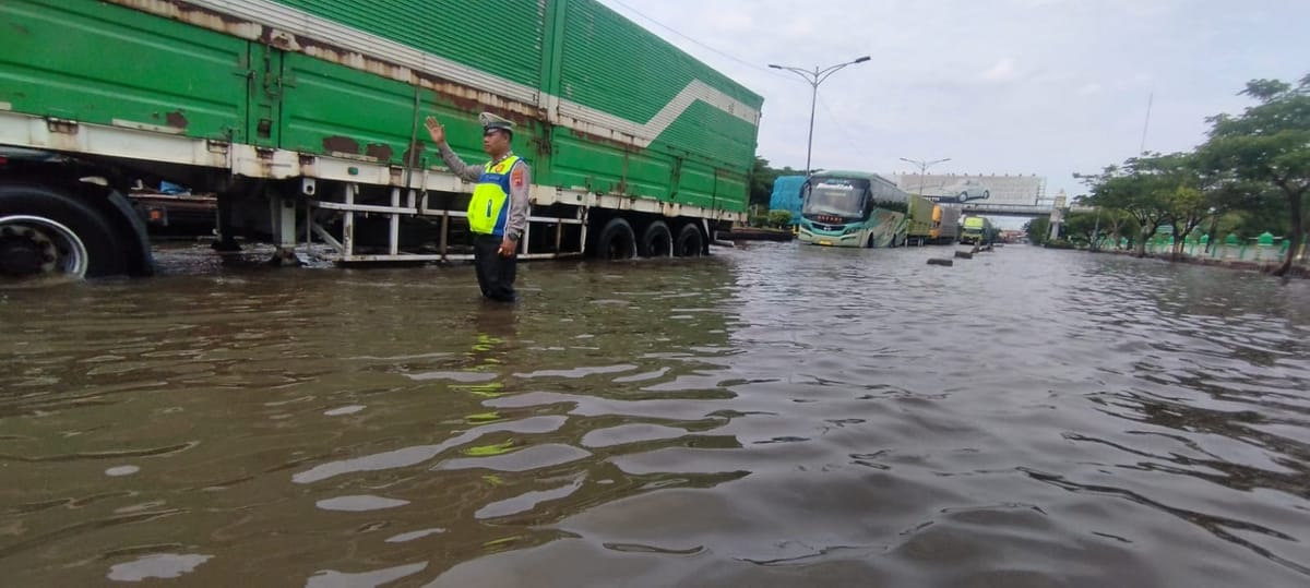 Genangan Air Kaligawe-Genuk, Polisi Semarang Sigap Bantu Warga dan Atur Lalin