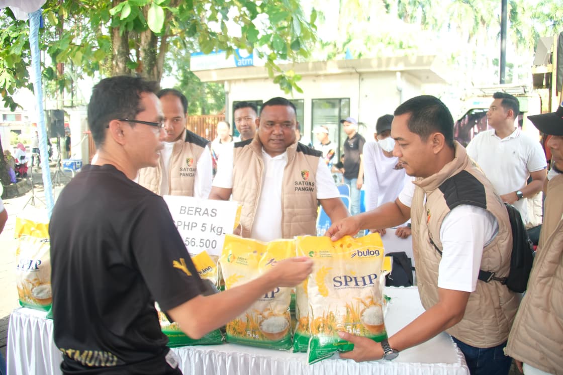 Gerakan Pangan Murah Polda Kalsel Diserbu Warga, 6 Ton Beras SPHP Ludes Terjual