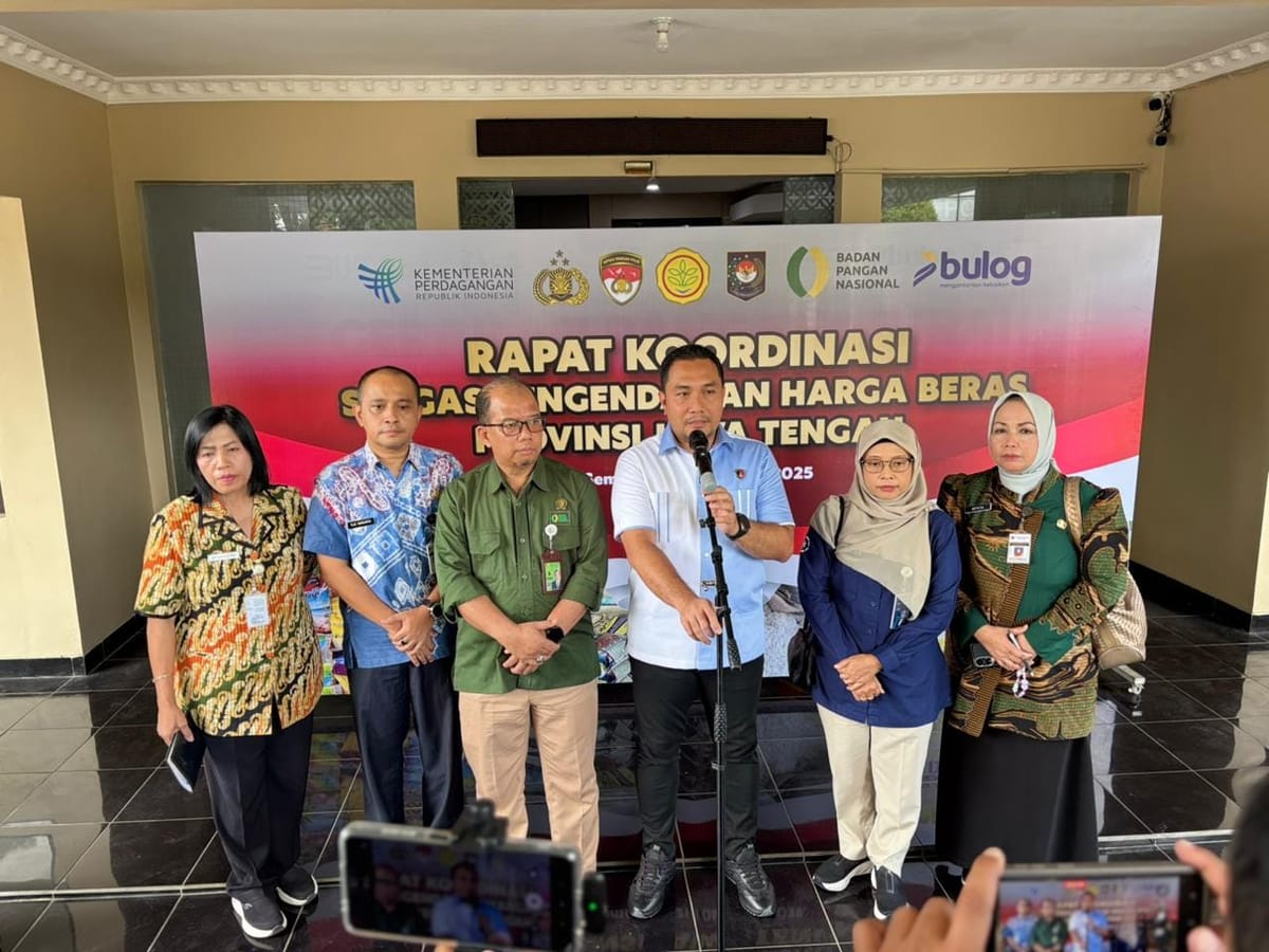 Harga Beras Dipantau, Satgas Pangan Polda Jateng Pasang Stiker HET di Toko Modern