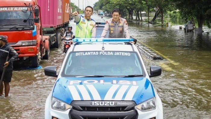 Kapolda Jateng Tinjau Banjir Semarang, Tegaskan Pelayanan Maksimal kepada Korban