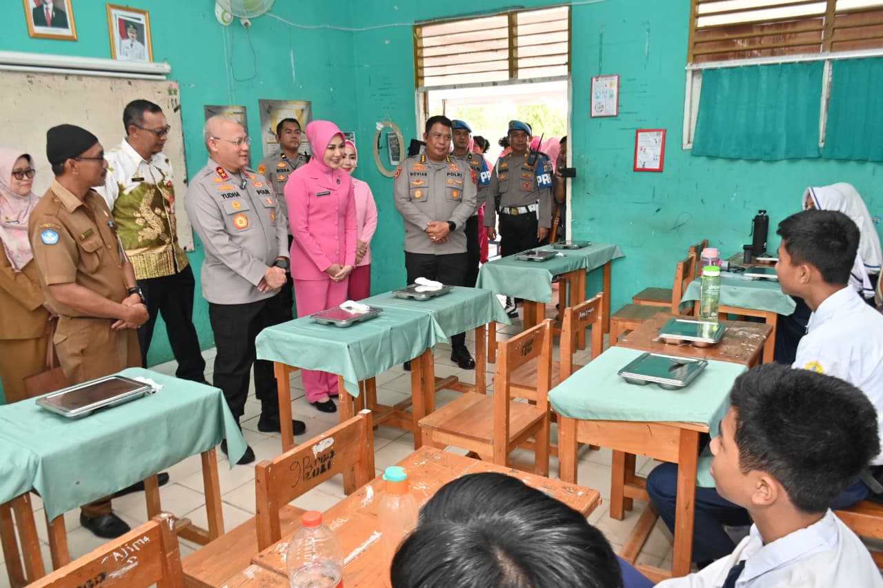 Kapolda Kalsel Nikmati Makanan MBG dari SPPG Bersama Pelajar SMPN 5 Banjarbaru
