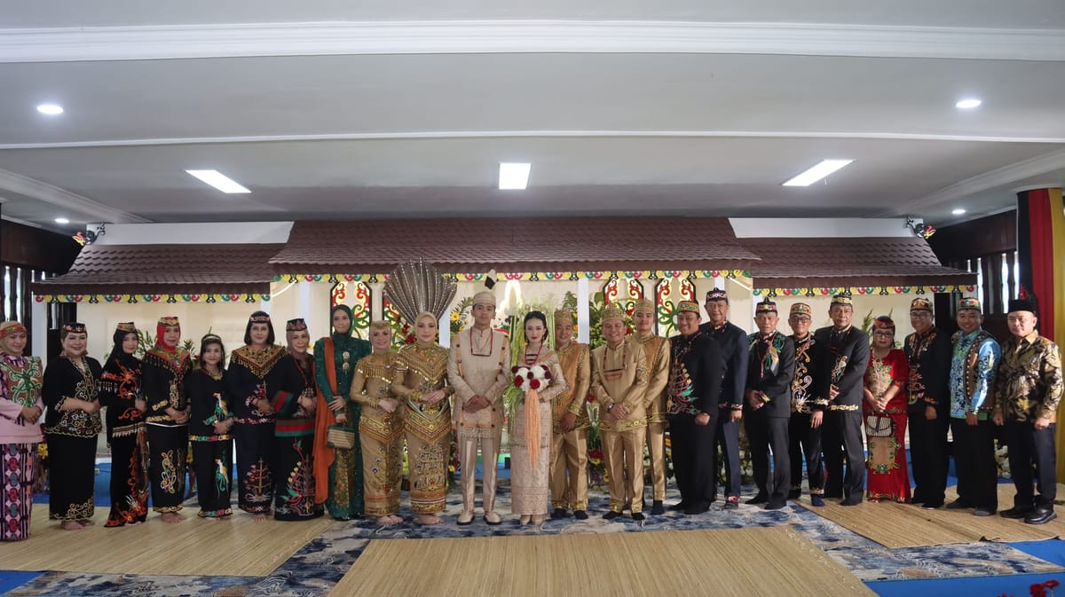 Kapolda Kalteng Hadiri Pemenuhan Hukum Adat Putra Gubernur Berdasarkan Kearifan Lokal Dayak