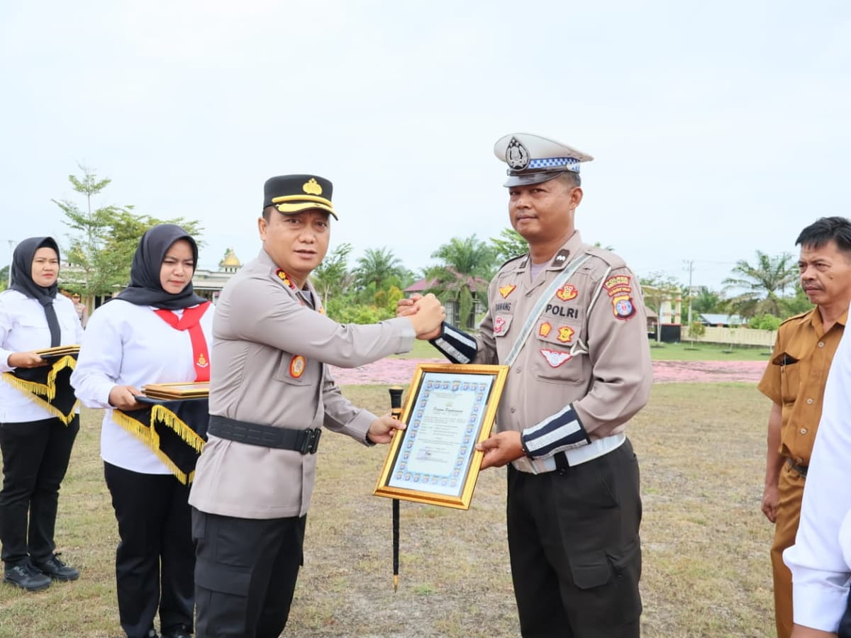 Kapolres Barsel Berikan Penghargaan kepada Personel dan Masyarakat yang Bantu Jaga Kamtibmas