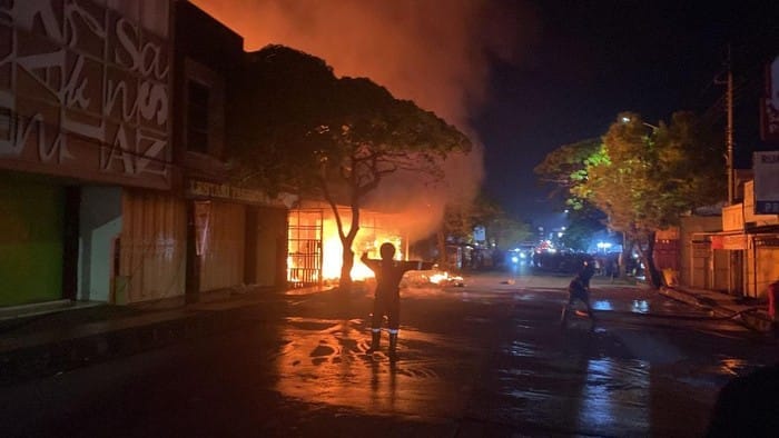 Kebakaran Hebat Lahap Toko Pakaian di Majenang Cilacap