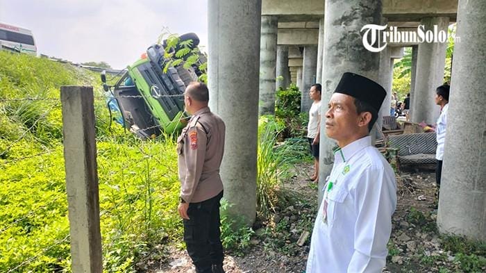 Kecelakaan di Boyolali, Truk Bermuatan Gypsum 25 Ton Terguling ke Bawah Tol