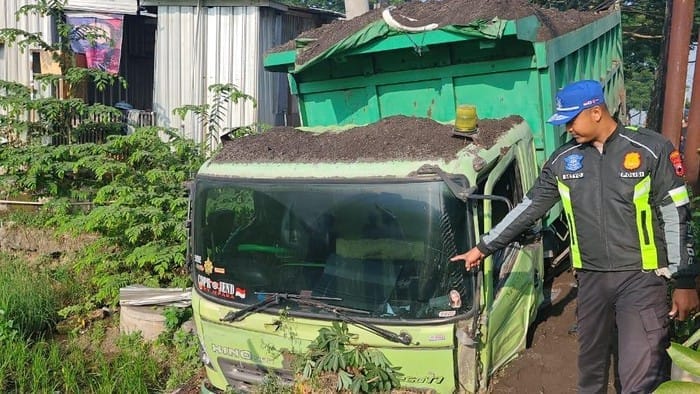 Kecelakaan di Pantura Kudus, Truk Pasir Hantam Warung hingga Masuk Selokan