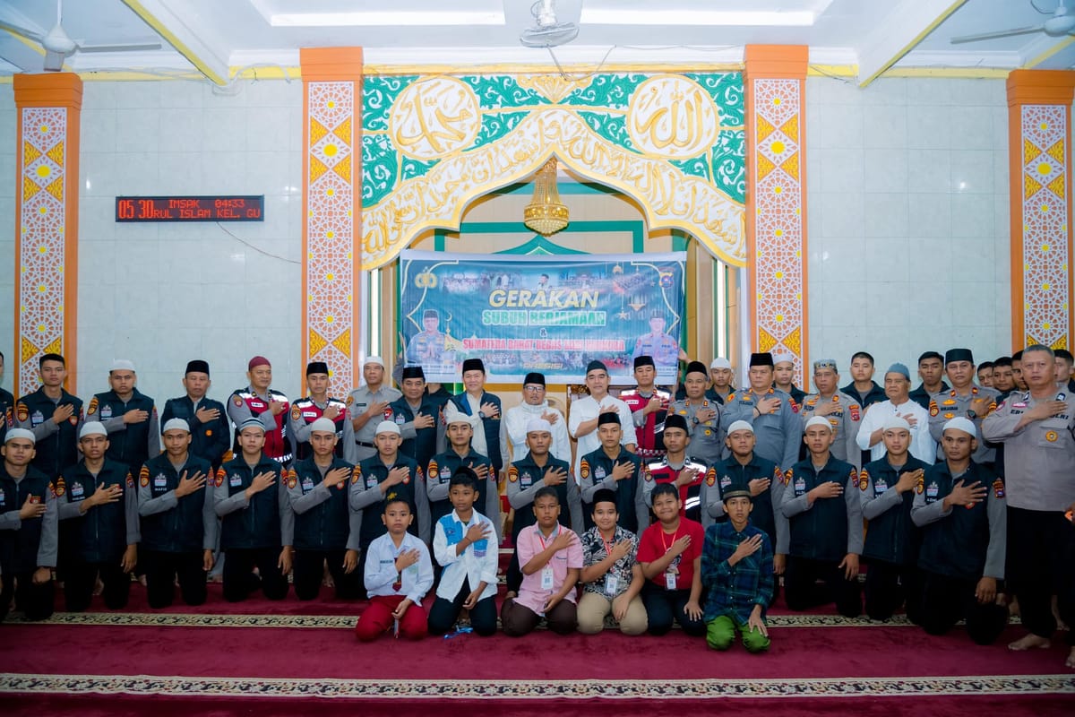 Kuat di Iman, Tegar di Tugas: Wakapolda Sumbar Pimpin Gerakan Subuh Berjamaah di Masjid Nurul Islam