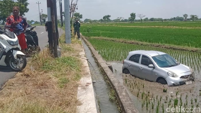 Mobil Nissan March Masuk Sawah, Sopir Diduga Mengantuk di Juwiring Klaten