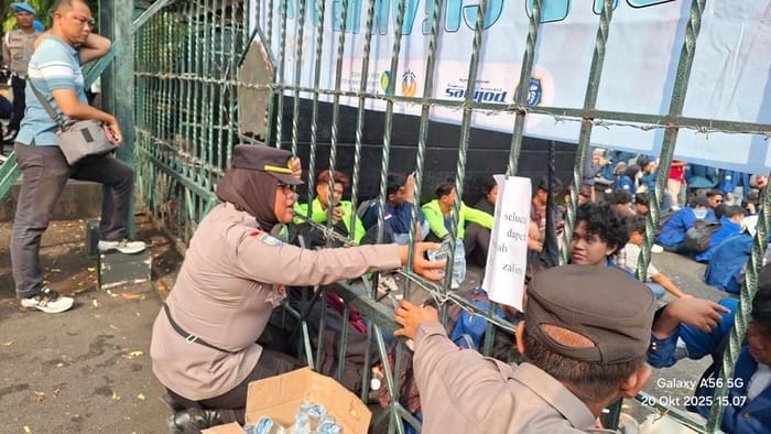 Momen Hangat Polisi Beri Air Minum ke Mahasiswa saat Demo di Depan Kantor Gubernur Jateng