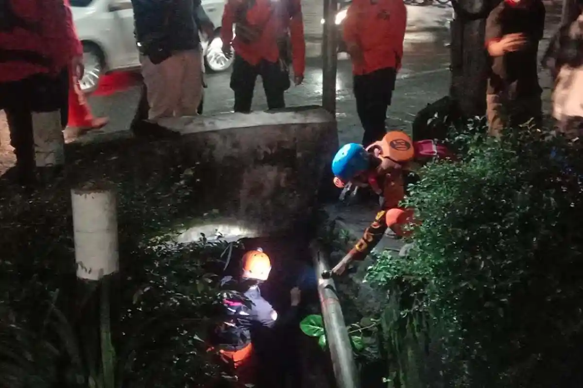Pencarian 2,5 Jam, Perempuan Hanyut di Selokan Malang Ditemukan Tewas