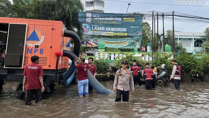 Polda Jateng Tak Kenal Lelah Bantu Warga Terdampak Banjir Kaligawe