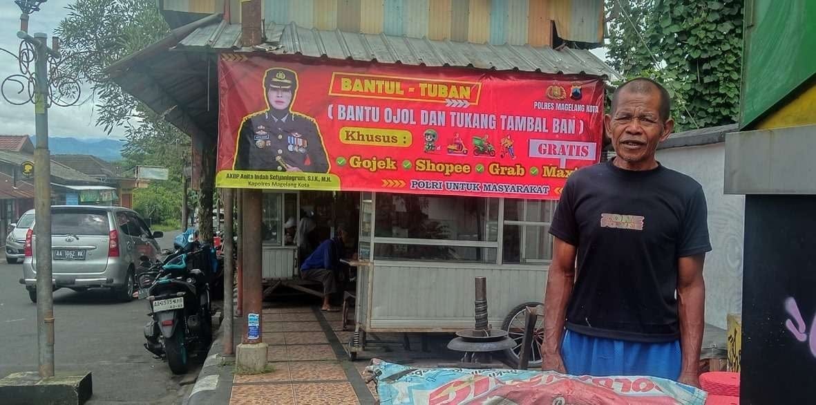 Polisi Layani Tambal Ban Gratis untuk Pengemudi Ojol di Magelang