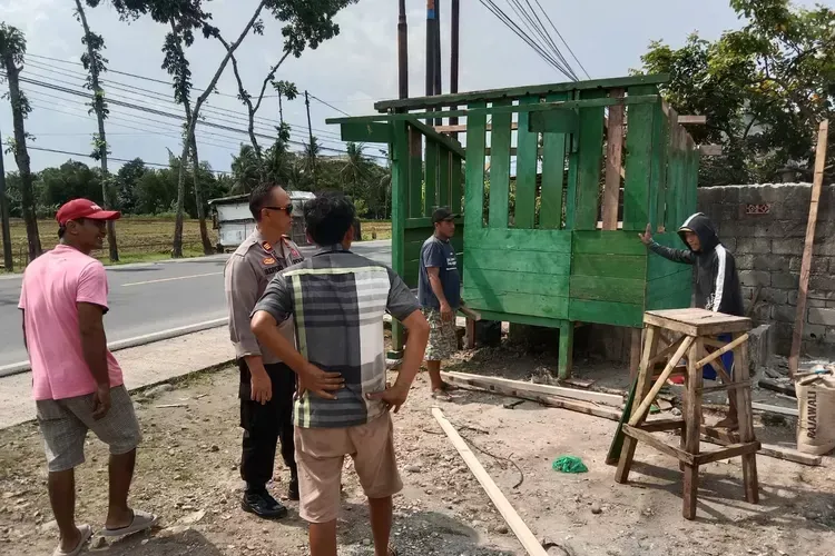 Polisi dan Warga Bersinergi Bangun Pos Kamling untuk Perkuat Keamanan Lingkungan