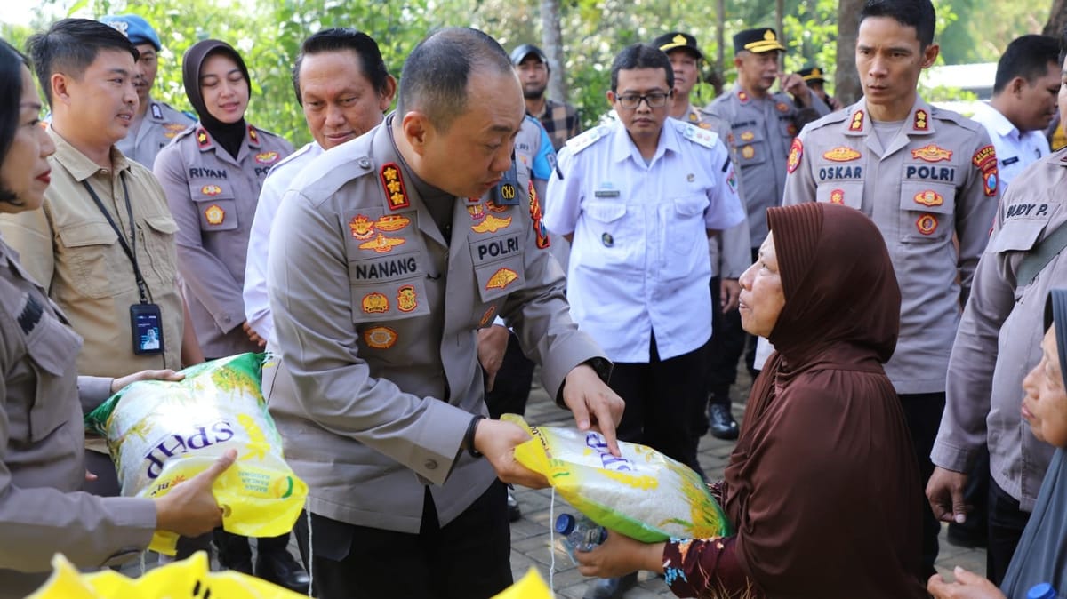 Polresta Malang Kota Gelar Pemeriksaan Kesehatan dan Pasar Murah Sambil Tanam Jagung