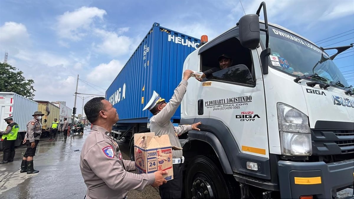 Polrestabes Semarang Tak Hanya Alihkan Arus, Juga Bantu Warga Lintasi Genangan Kaligawe-Genuk