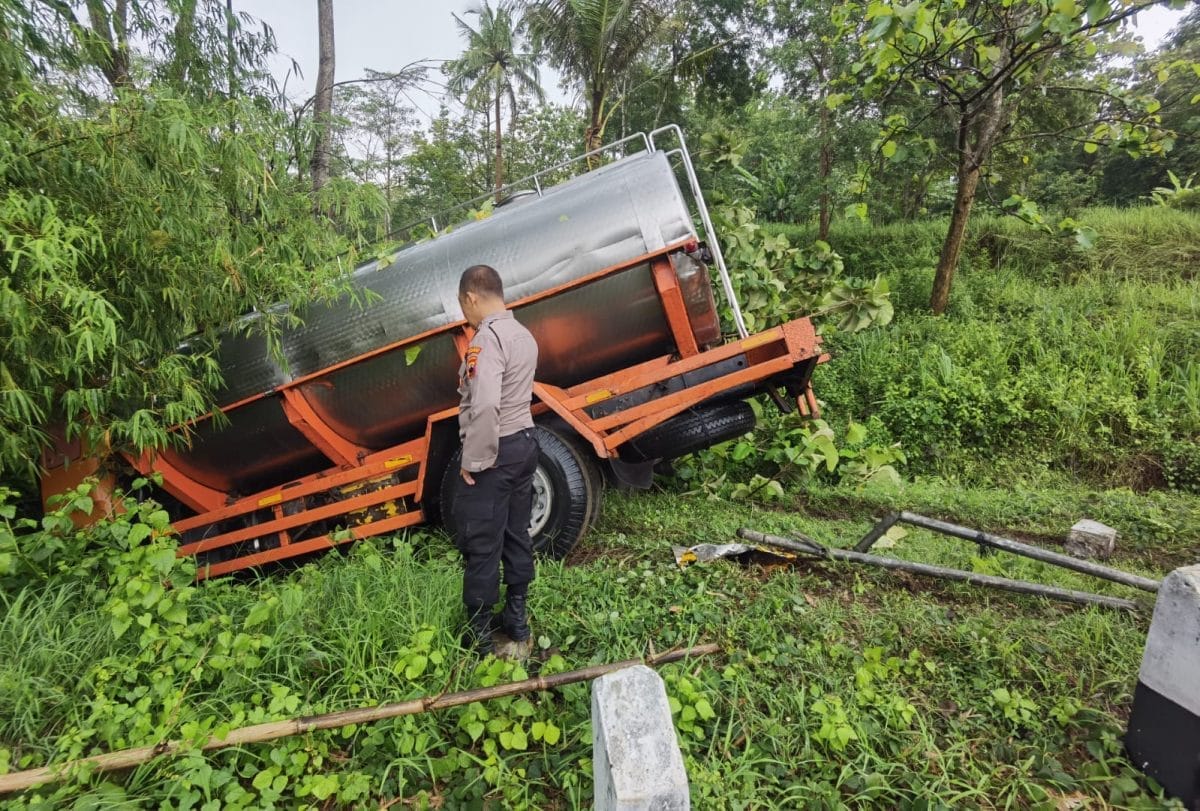 Polri Evakuasi Truk Tangki Susu yang Terperosok di Jalan Licin Wilayah Sidoharjo Wonogiri