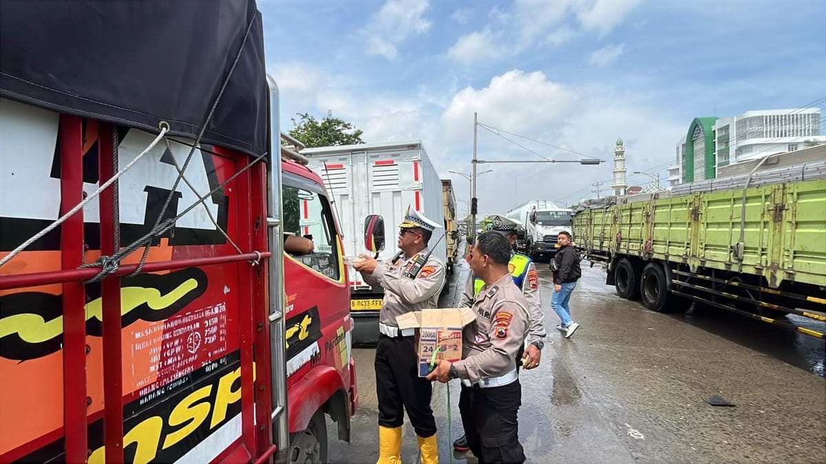 Respons Cepat Polrestabes Semarang Saat Genangan Air Lumpuhkan Jalur Kaligawe-Genuk