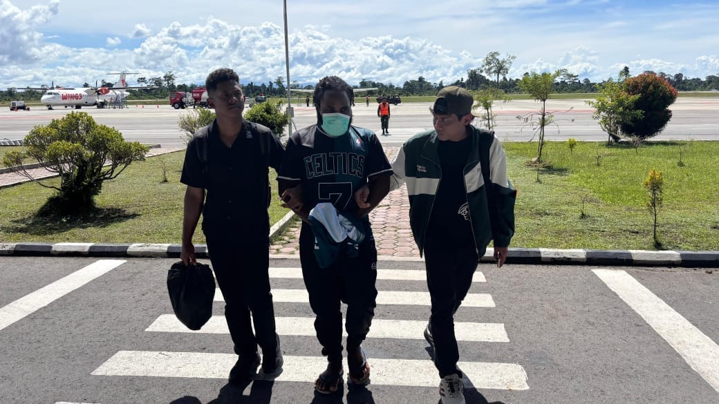 Satgas Damai Cartenz Lakukan Pelimpahan Tahap II Tersangka Yetien Enumbi ke Kejaksaan Nabire