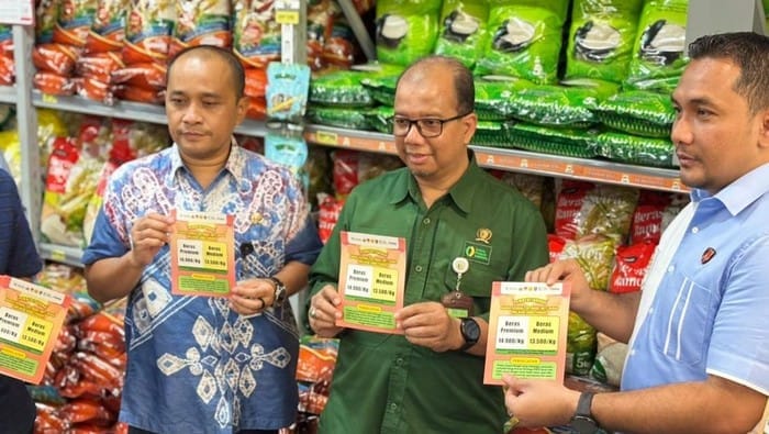 Satgas Pangan Polda Jateng Tempelkan Stiker HET Beras untuk Pastikan Harga Sesuai