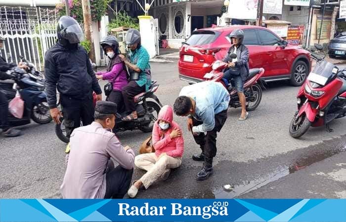 Sigap, Polsek Semarang Tengah Evakuasi Korban Laka di Kawasan Brumbungan