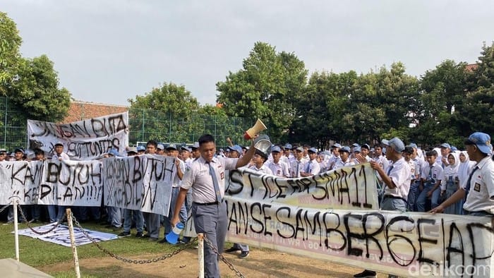 Siswa SMAN 11 Semarang Gelar Demo Usai Alumnus Edit Foto Cabul Pakai AI
