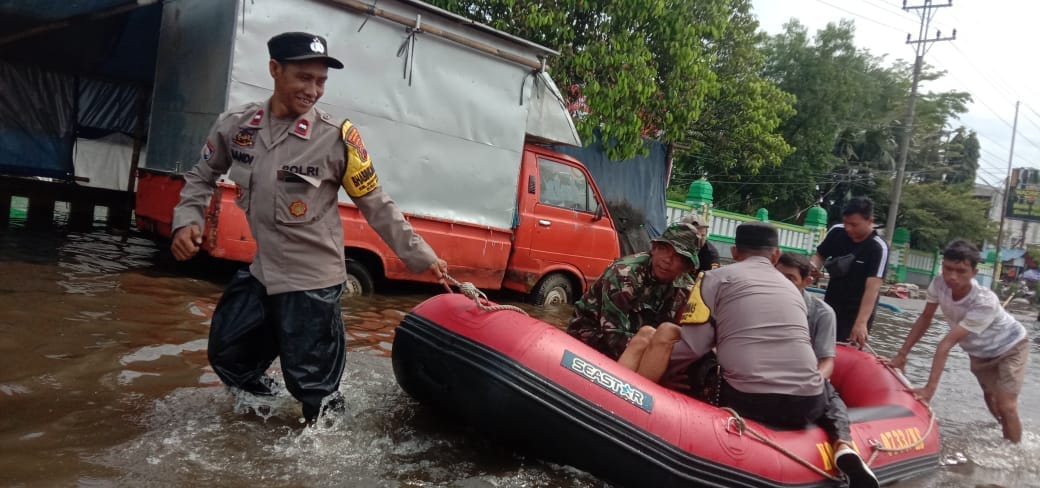 Tak Sekadar Rekayasa Lalu Lintas, Polisi Semarang Evakuasi Warga di Tengah Genangan Kaligawe-Genuk