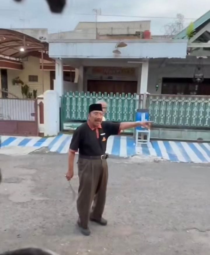 Viral di Malang, Pria Ancam Tetangga Pakai Celurit Gara-gara Aroma Kue Kacang